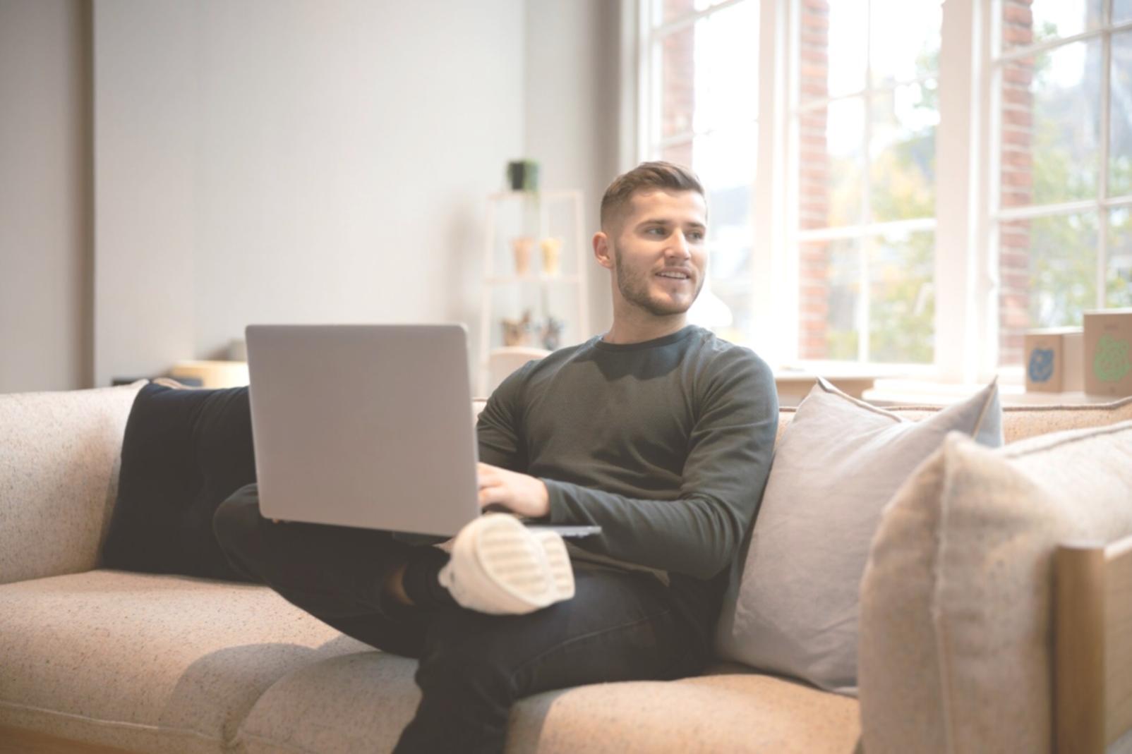 Menschen arbeiten gemeinsam an Finanzplänen
